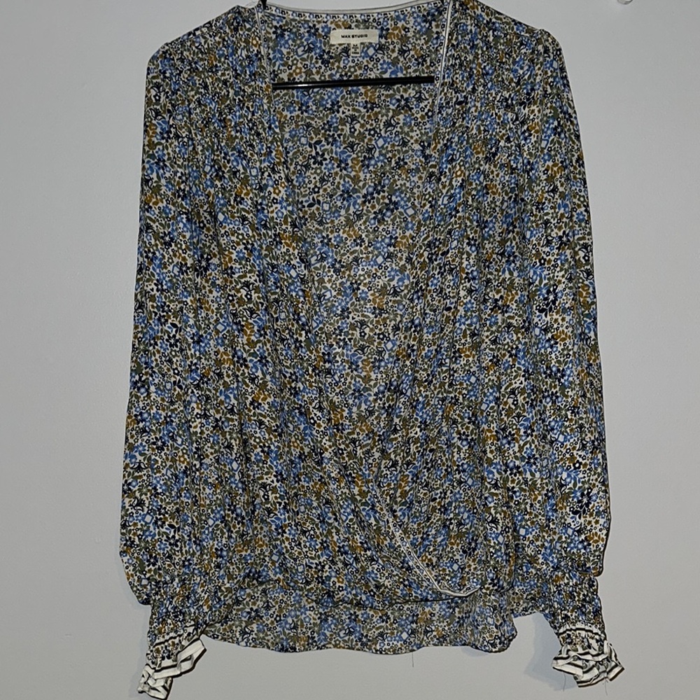 Blue Floral Print Blouse with Long Sleeves and Relaxed Fit
